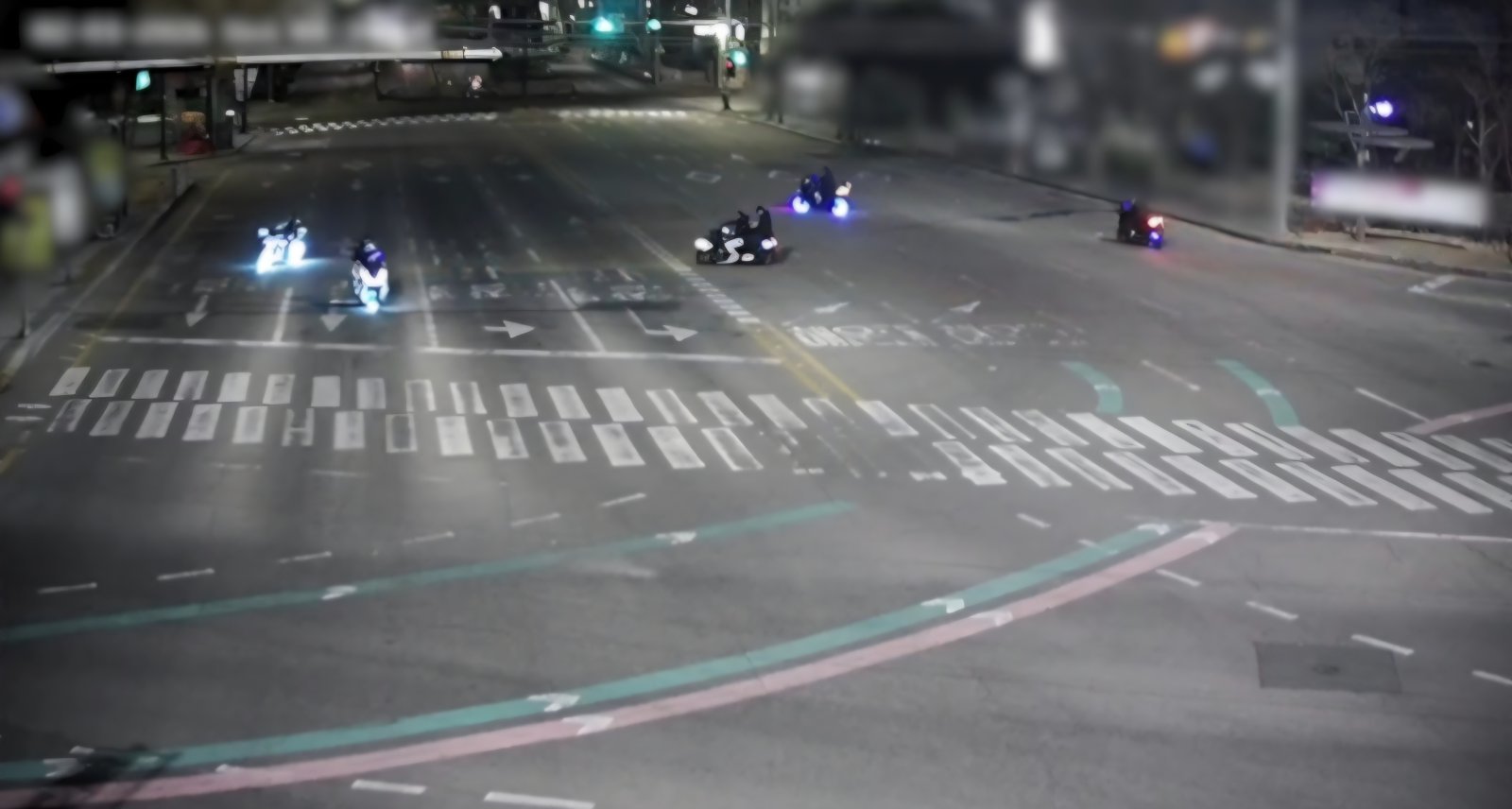 지난 1일 새벽 시간 부산 도심에서 폭주족이 도로를 횡단하고 있다.(부산경찰청 제공 CCTV 영상 갈무리)