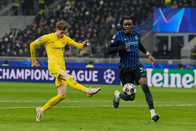 하콘 에브옌(26·보되/글림트·왼쪽)이 얀 아우릴 베세크(26·인터 밀란)의 수비에 앞서 슈팅을 날리고 있다. 이 슈팅은 팀에 2-0 리드를 안기를 결승 골로 이어졌다. 밀라노=AP 뉴시스