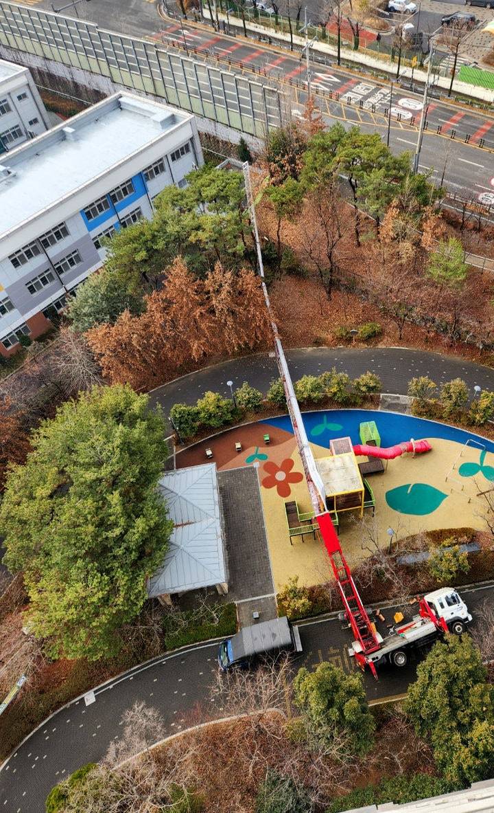 60m 이삿짐 사다리차 어린이 놀이터로 쾅…“큰일날 뻔”