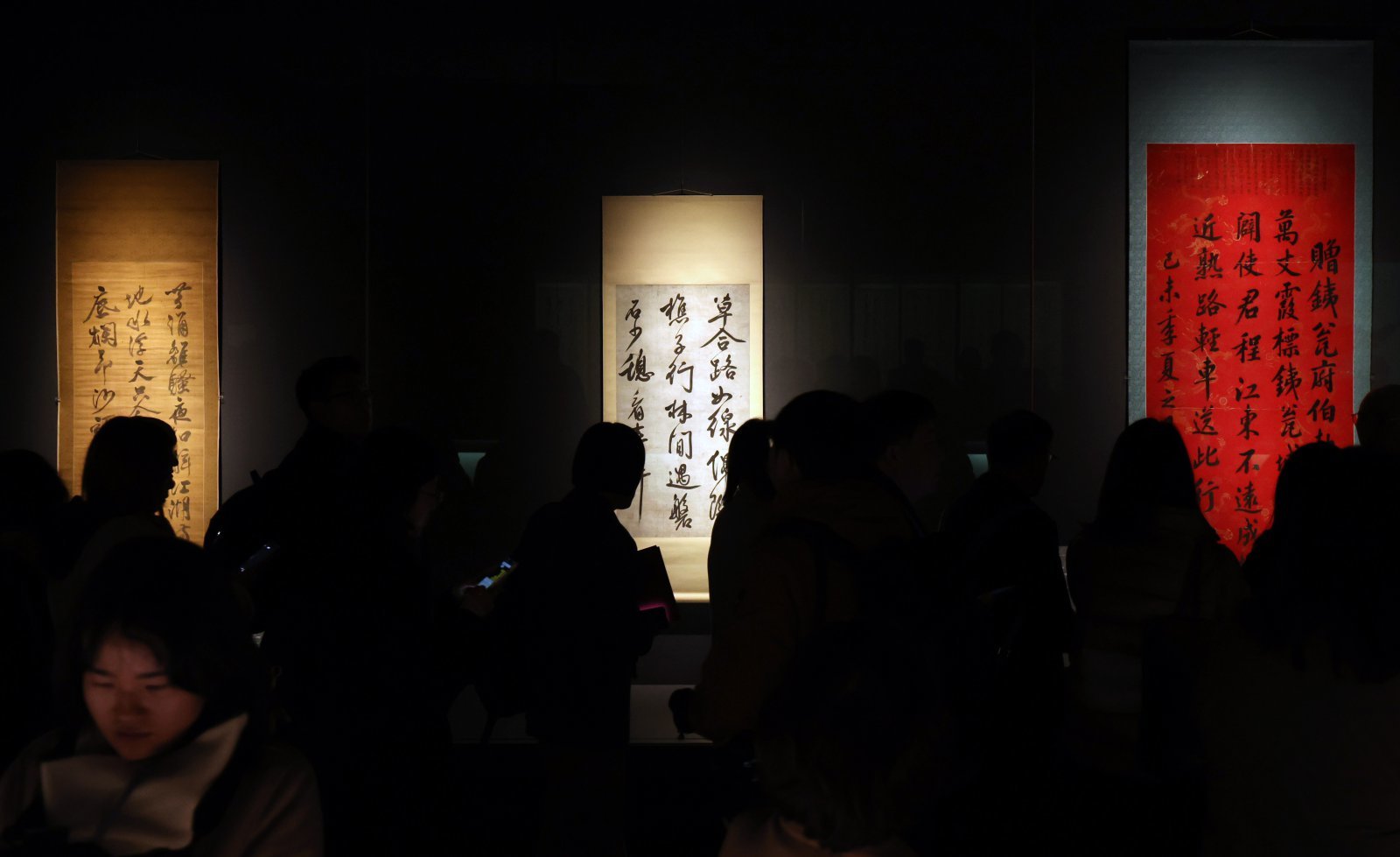 국립중앙박물관 서화실 재개관 언론공개회 참가자들이 25일 오전 서울 용산구 국립중앙박물관 서화실 전시품을 관람하고 있다. 오는 26일 개관하는 국립중앙박물관 서화실에는 겸재 정선의 ‘신묘년풍악도첩’(보물) 등 70건의 작품이 전시된다. 2026.02.25. 서울=뉴시스