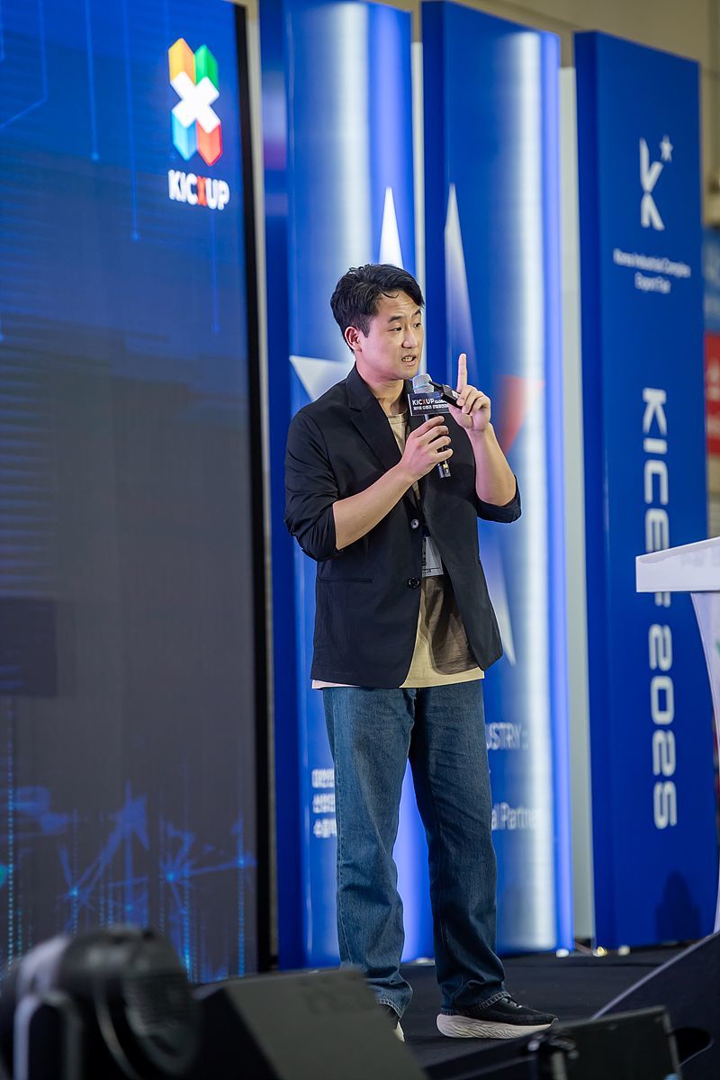 뉴메리얼의 기술과 성과를 소개하는 노건우 대표 / 출처=뉴메리얼