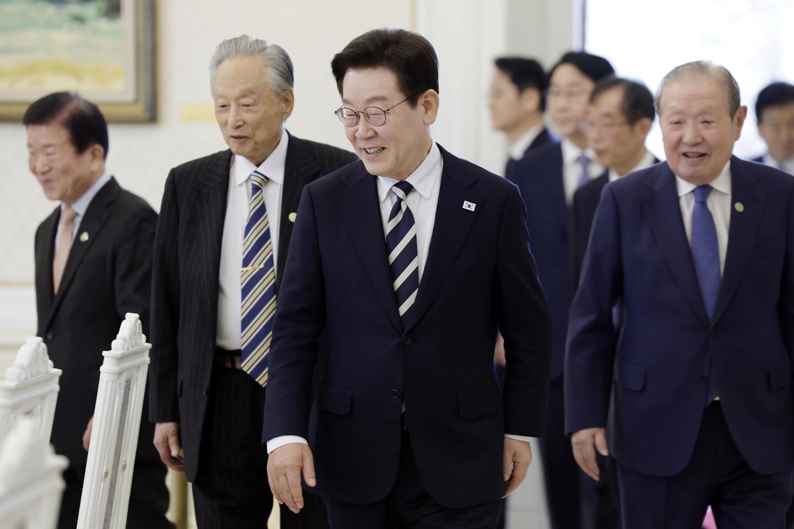 李, 민주당 상임고문단과 오찬…“통합하는 국정 여전히 부족”