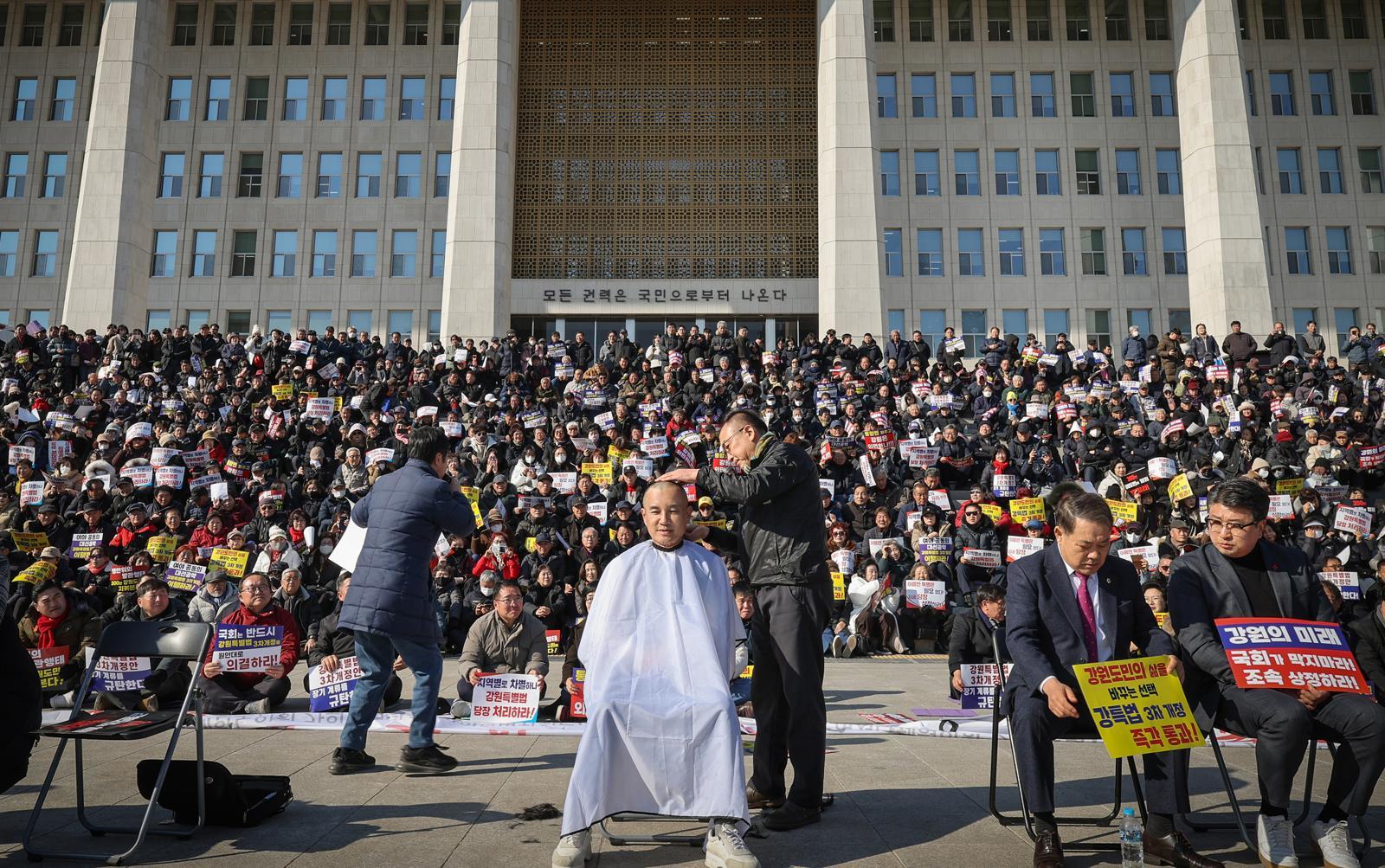 9일 국회의사당 본관 앞에서 열린 ‘강원특별법 3차 개정안 조속 처리 촉구’ 결의대회. 이날 김진태 강원특별자치도지사는 삭발을 했다. 강원도 제공