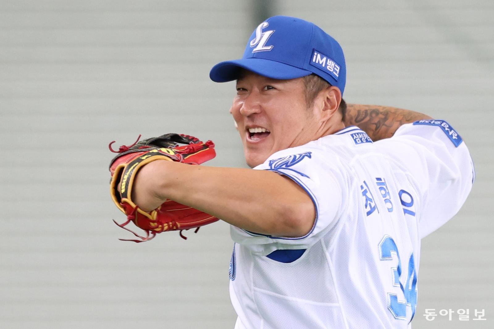 최형우가 25일 일본 오키나와현 온나손의 아카마 구장 내 실내 훈련장에서 수비 연습을 하고 있다. 삼성 제공