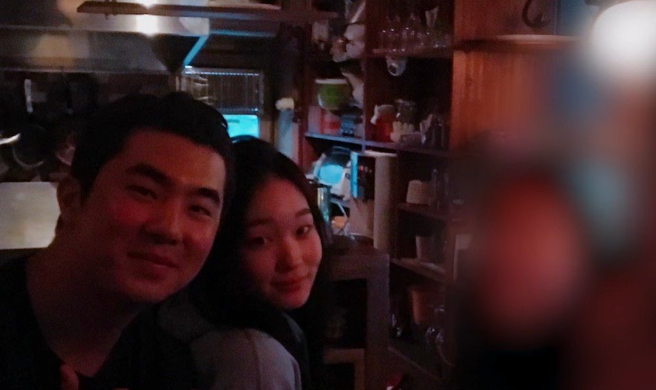 송승헌 전 동원건설 회장의 장손인 송자호 피카프로젝트 대표(왼쪽)가 지난달 15일 자신의 유튜브 채널에 이명희 신세계그룹 총괄회장의 외손녀이자 그룹 ‘올데이 프로젝트’ 멤버인 애니와의 미국 유학 시절 일화를 소개했다. 유튜브 채널 ‘송자호’ 영상 캡처