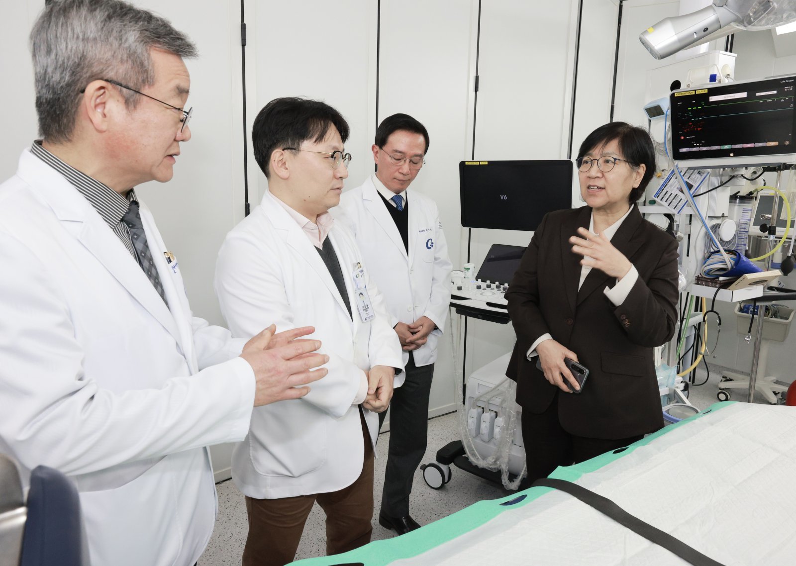 정은경 보건복지부 장관이 23일 오후 인천 남동구 가천대 길병원을 방문해 지역 응급환자 이송체계를 점검하며 의료진과 대화하고 있다. (보건복지부 제공. 재판매 및 DB 금지) 2026.1.23 ⓒ 뉴스1