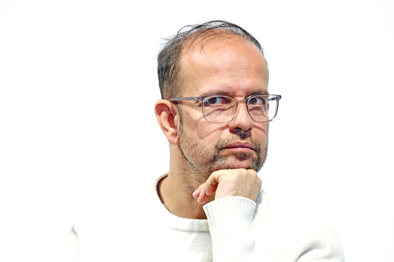 ‘비물질적 예술’을 표방하는 작가 티노 세갈은 25일 서울 용산구 리움미술관에서 “개념미술의 선구자 마르셀 뒤샹, 세계적 현대무용가 윌리엄 포사이스 등으로부터 영향을 받았다”고 말했다. 뉴시스