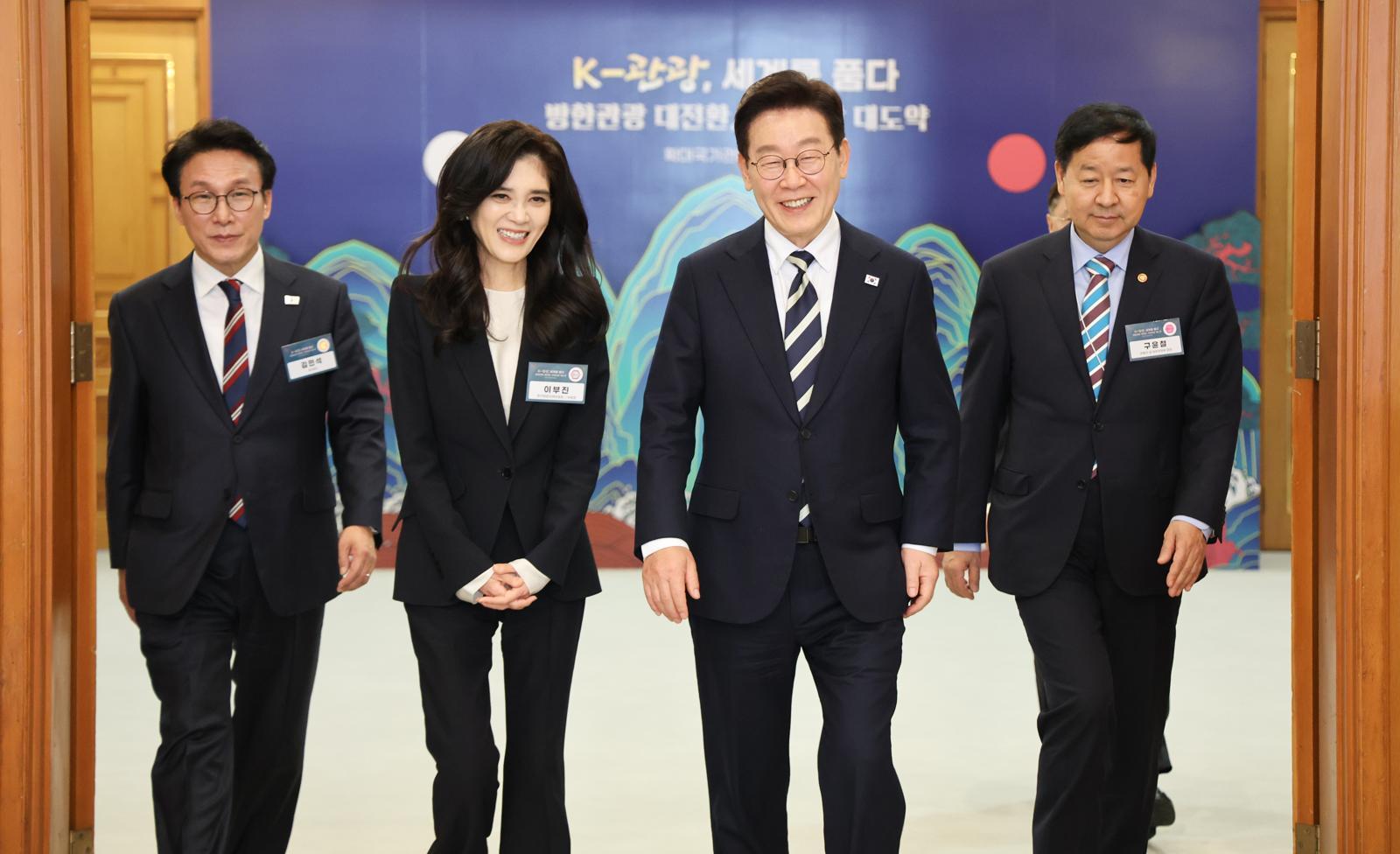 이재명 대통령이 25일 청와대에서 열린 확대국가관광전략회의에 입장하고 있다. 왼쪽부터 김민석 국무총리, 이부진 한국방문의해위원장, 이 대통령, 구윤철 부총리 겸 재정경제부 장관 뉴스1