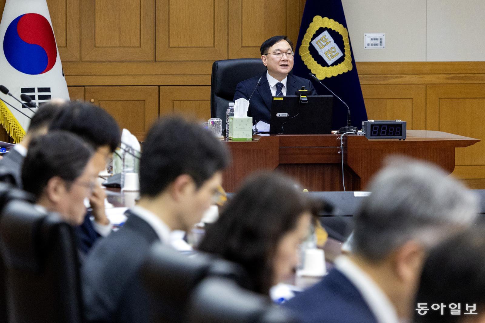 박영재 법원행정처장이 25일 오후 서울 서초구 대법원 청사에서 열린 전국법원장회의 임시회의에서 모두발언을 하고 있다. 회의 안건은 재판소원 도입, 법 왜곡죄 신설, 대법관 증원 법안 등이다. 2026.02.25	양회성 기자 yohan@donga.com