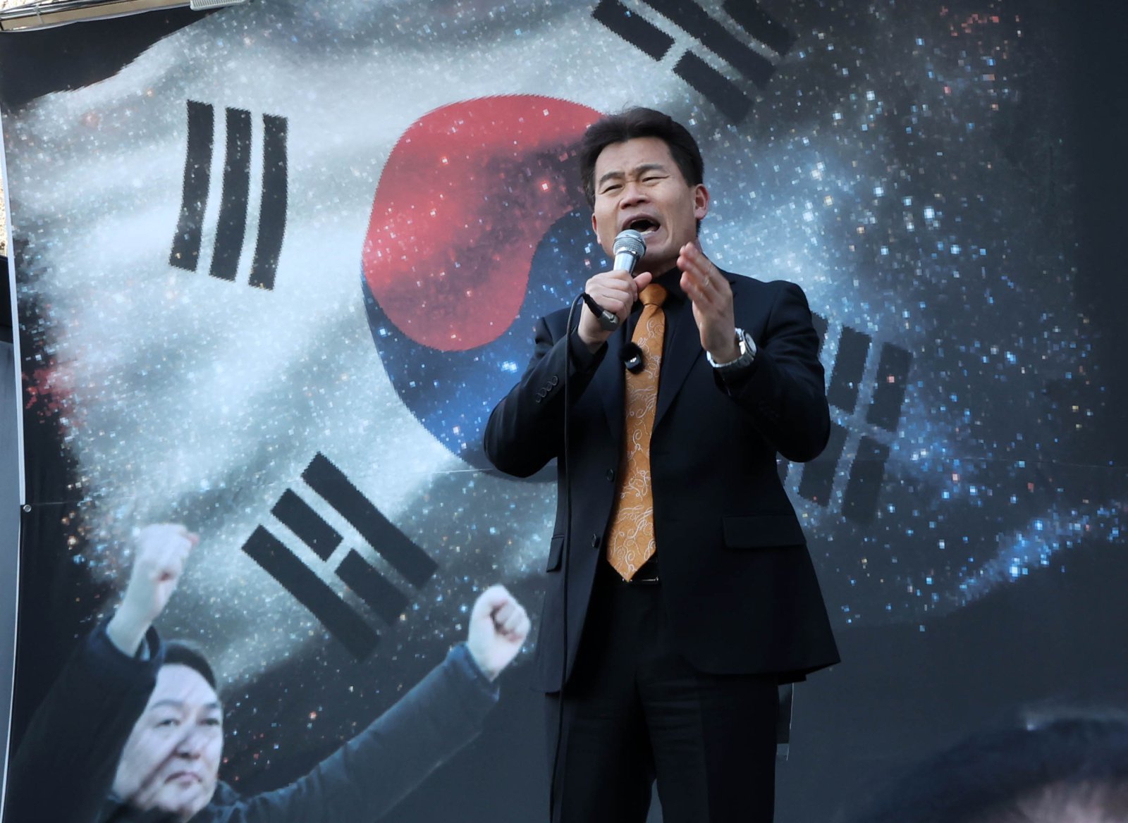 윤석열 전 대통령이 내란 우두머리 혐의에 대해 무기징역을 선고받은 19일 오후 서울 서초구 중앙지방법원 주변에서 한국사 강사 출신 유튜버 전한길씨가 재판 결과에 대해 성토하고 있다. 2026.02.19. 서울=뉴시스