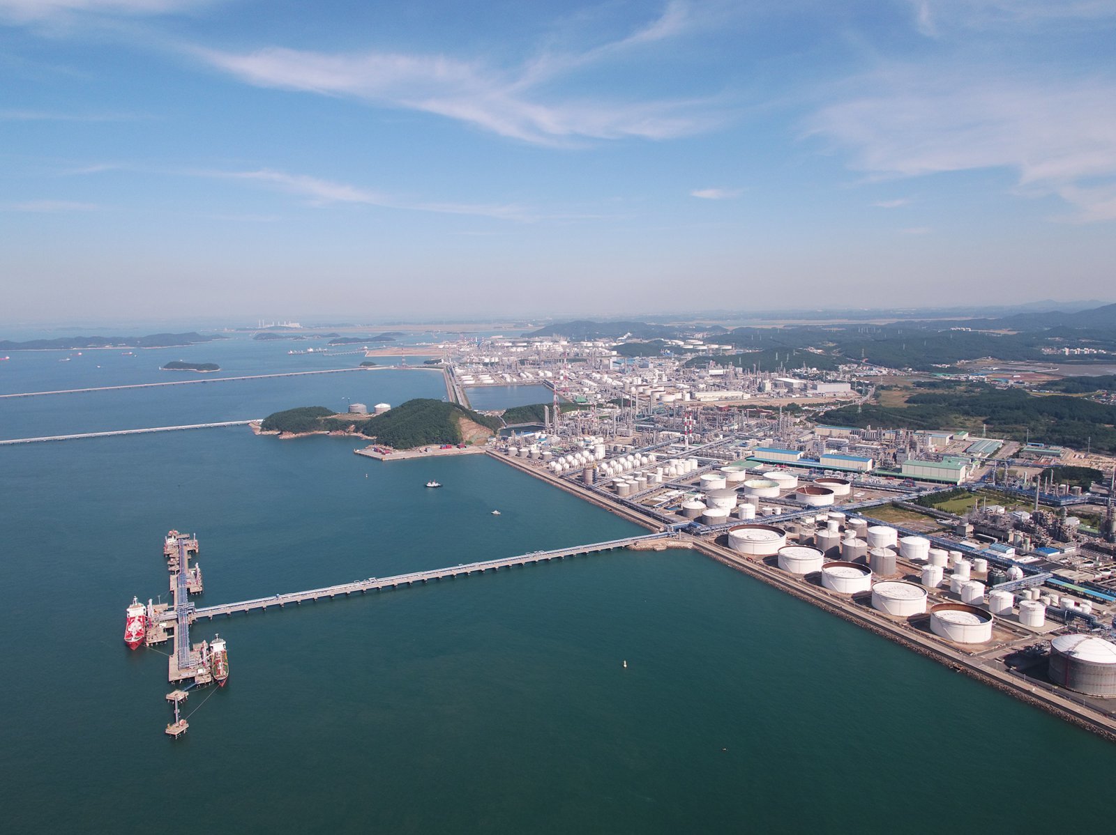 충남 서산에 있는 대산석유화학단지 전경. 통합에 따른 특례가 적용되면 국비지원과 세제혜택을 받아 노후화된 시설을 재단장할 수 있을 것으로 기대된다. 서산시 제공