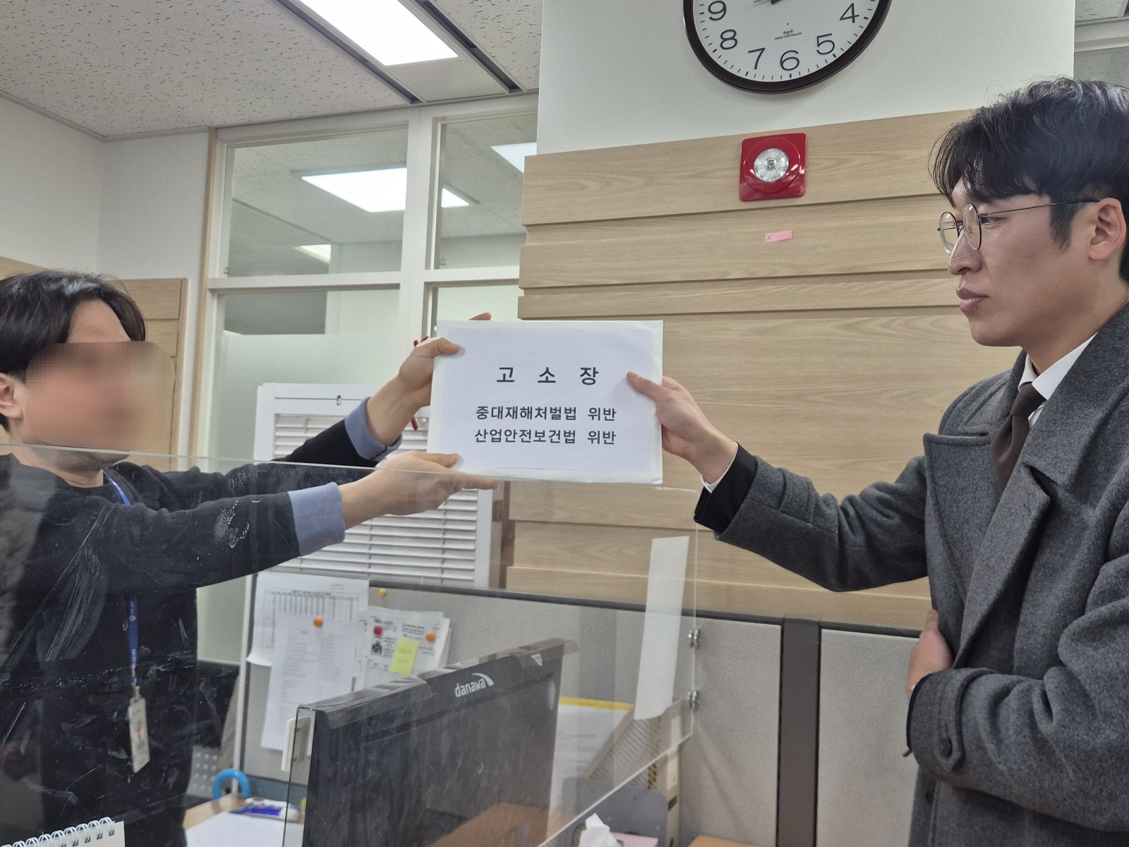 갯벌에 고립된 70대 노인을 구하려다 순직한 이재석 해양경찰관 유족 측이 25일 인천 미추홀구 중부지방고용노동청을 방문해 김용진 전 해양경찰청장과 이광진 전 인천해경서장 등 4명을 중대재해처벌법과 산업안전보건법 위반 혐의로 고소했다. 뉴스1