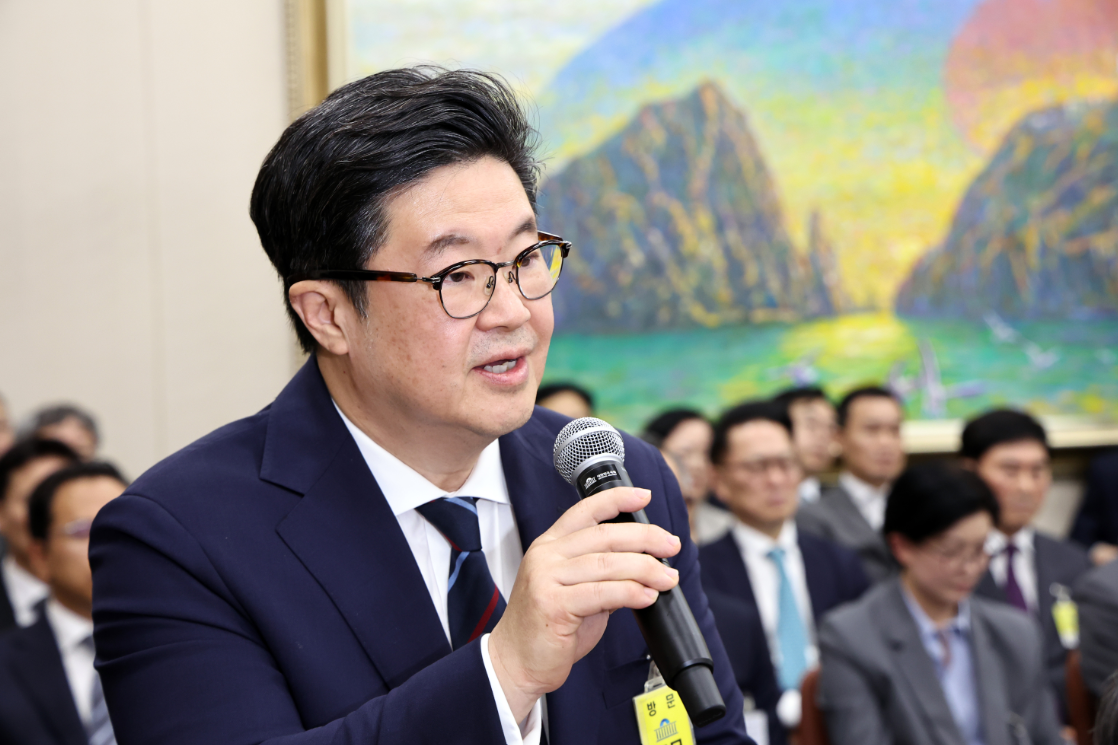 지난해 국회 국정감사에 출석한 김병주 MBK파트너스 회장. 뉴스1