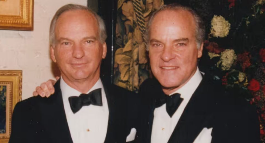 1988년 KKR의 RJR 나비스코 인수를 축하하는 만찬장에서 KKR 공동 창업자인 조지 로버츠(왼쪽)와 헨리 크라비스(오른쪽)가 포즈를 취하고 있다. 1979년 후다일 인더스트리 차입매수로 금융계에 충격을 줬던 KKR은 불과 9년 뒤 RJR 나비스코를 무려 250억 달러 가격에 차입매수 방식으로 인수했다. 이를 계기로 KKR엔 기업을 사냥해 해체한다는 의미가 담긴 ‘야만인’이란 별명이 붙었다. KKR 제공