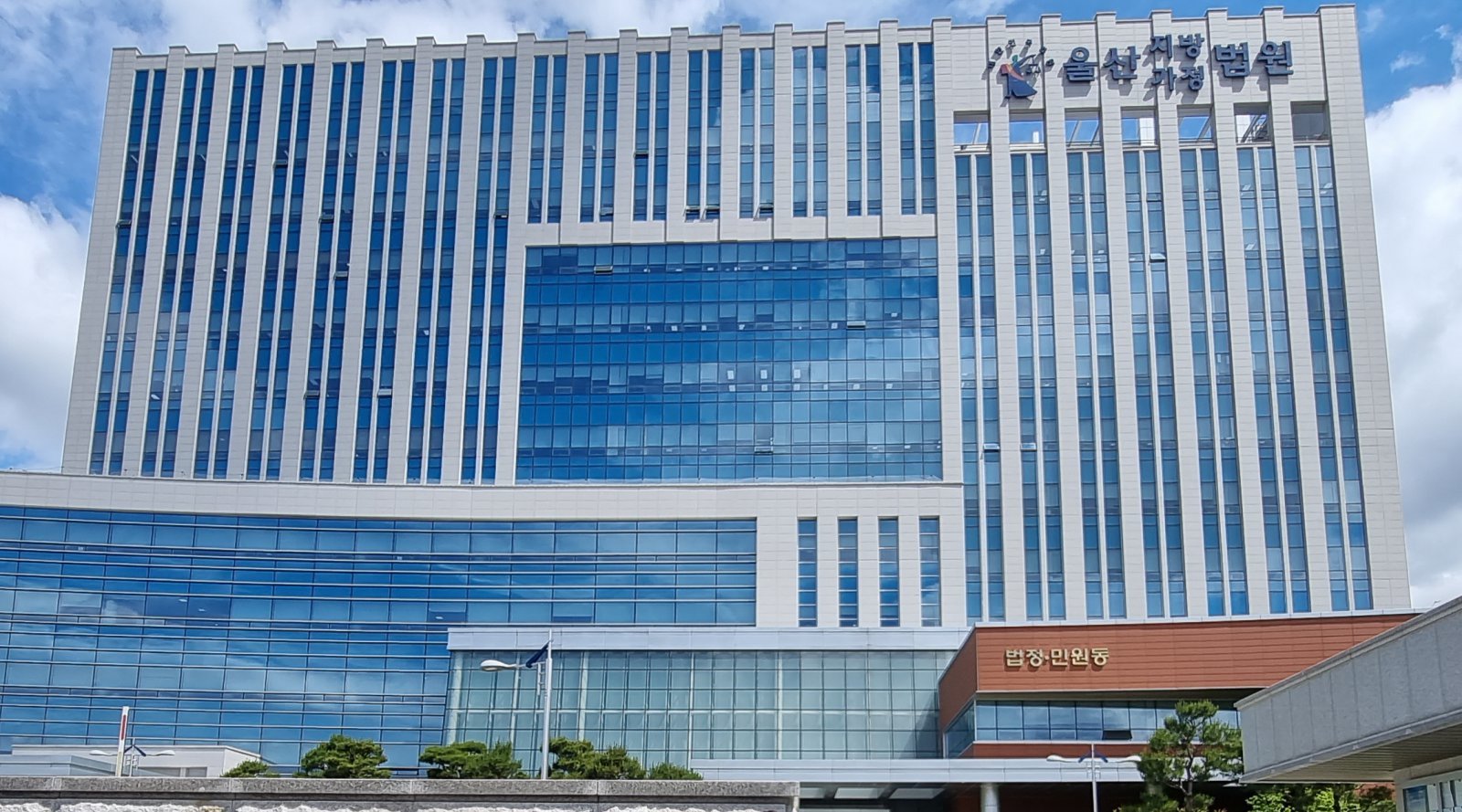 남편 불륜녀 폭행하고 나체사진 찍어 협박한 아내 징역 1년