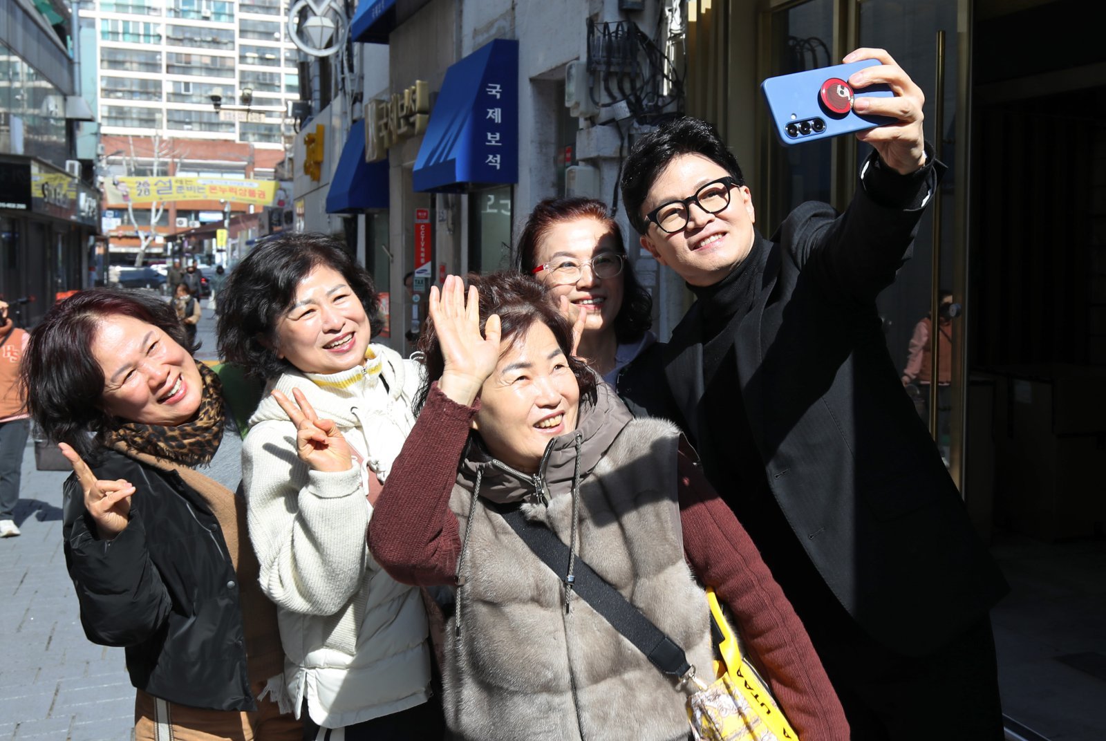 한동훈 전 국민의힘 대표가 25일 오후 대구 중구 교동 패션주얼리특구를 찾아 시민들과 기념촬영을 하고 있다. 2026.2.25 뉴스1