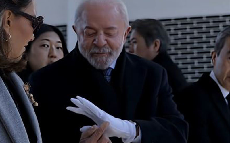 루이스 이나시우 룰라 다 시우바 브라질 대통령이 23일 국립현충원에서 부인 호잔젤라 다 시우바 여사에게 장갑을 보여주고 있다. 룰라 대통령 유튜브 갈무리