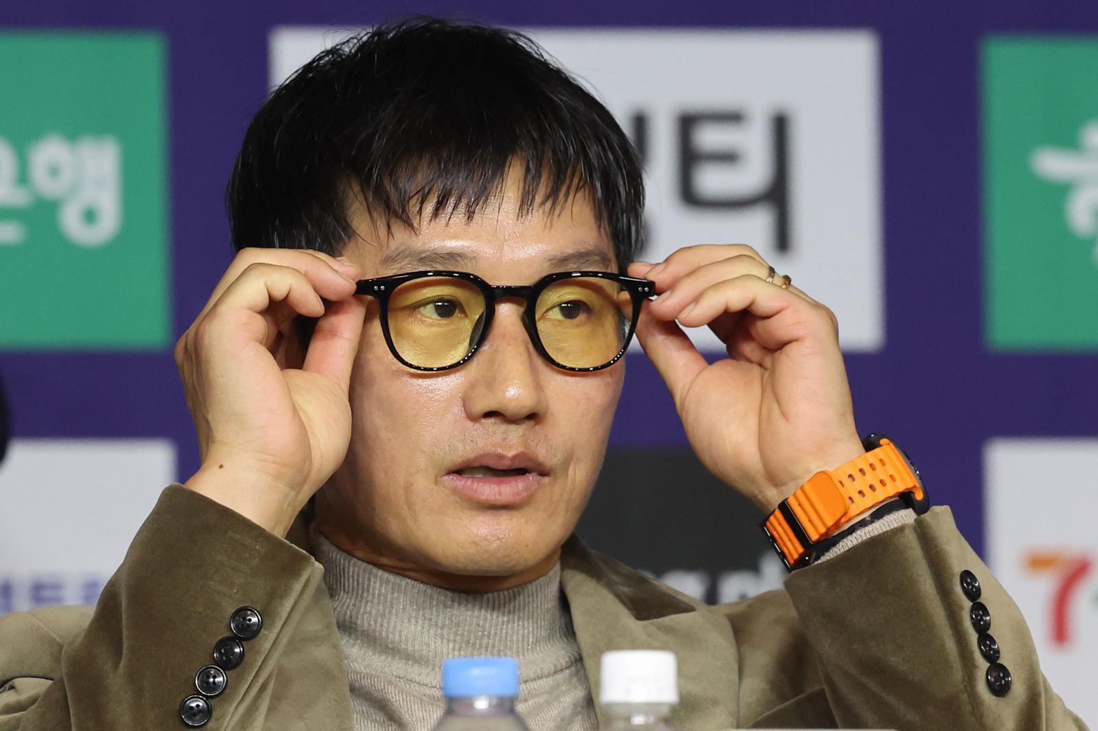 이정효 수원삼성 블루윙즈 감독이 25일 서울 서대문구 스위스그랜드호텔에서 열린 2026 K리그2 개막 미디어데이에서 안경을 고쳐쓰고 있다. 뉴시스