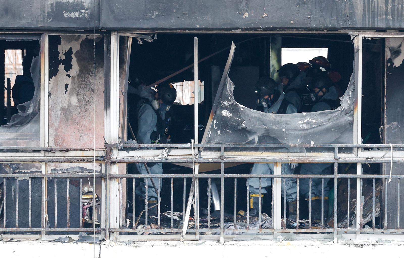 24일 오전 서울 강남구 은마아파트에서 경찰, 소방 관계자들이 화재 원인 조사를 위해 합동 감식을 하고 있다. 소방당국에 따르면 이날 오전 6시 18분쯤 발생한 화재로 10대 여성 1명이 숨지고 3명이 다쳤다. 2026.2.24 뉴스1