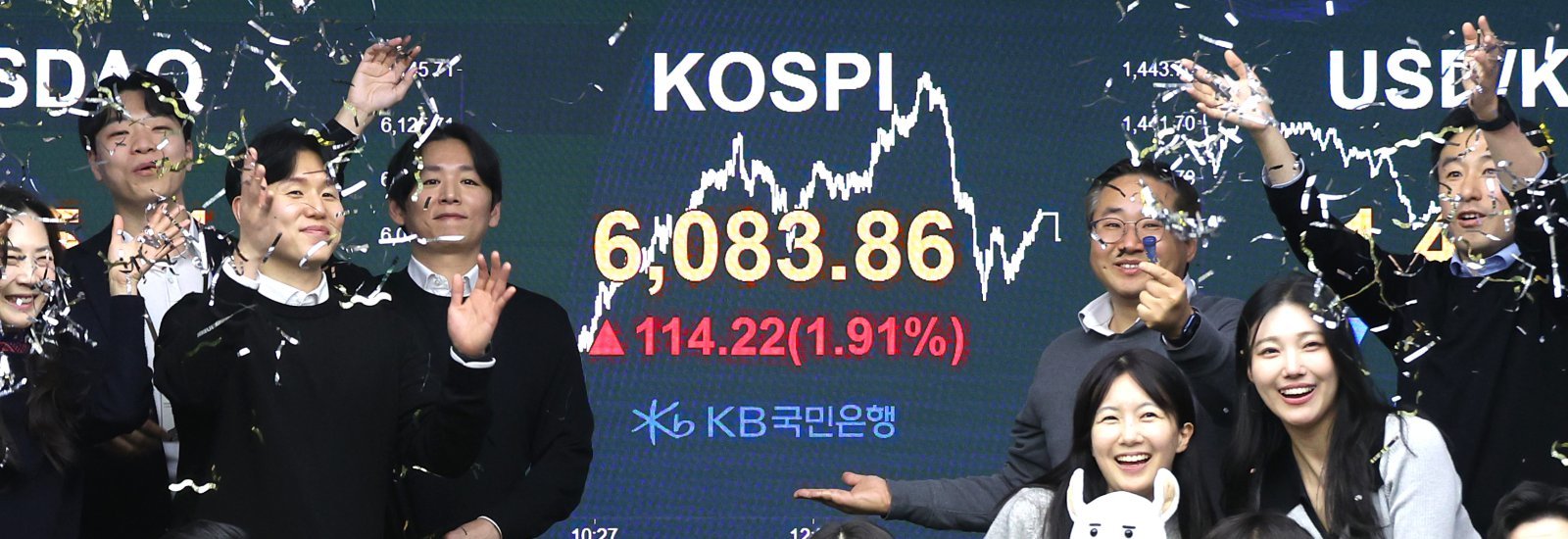 코스피가 종가 6000선을 돌파한 25일 오후 서울 영등포구 KB국민은행 딜링룸에서 직원들이 코스피 종가 6000 달성을 기념하고 있다.  코스피는 전 거래일(5969.64)보다 114.22포인트(1.91%) 오른 6083.86에, 코스닥 지수는 전 거래일(1165.00)보다 0.25포인트(0.02%) 상승한 1165.25에 거래를 마쳤다. 서울 외환시장에서 원·달러 환율은 전 거래일(1442.5원)보다 13.1원 내린 1429.4원에 주간 거래를 마감했다. 2026.02.25 뉴시스