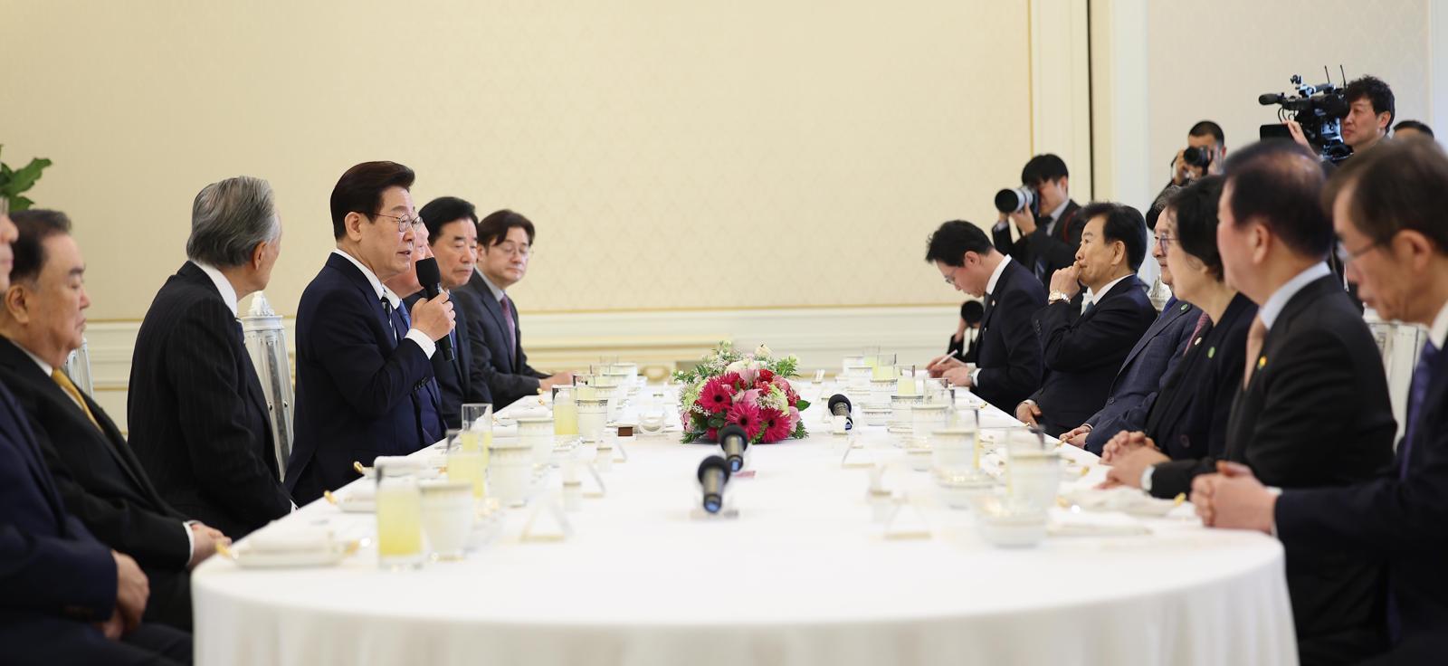 이재명 대통령이 25일 청와대에서 열린 더불어민주당 상임고문단 오찬 간담회에서 발언하고 있다. 뉴시스