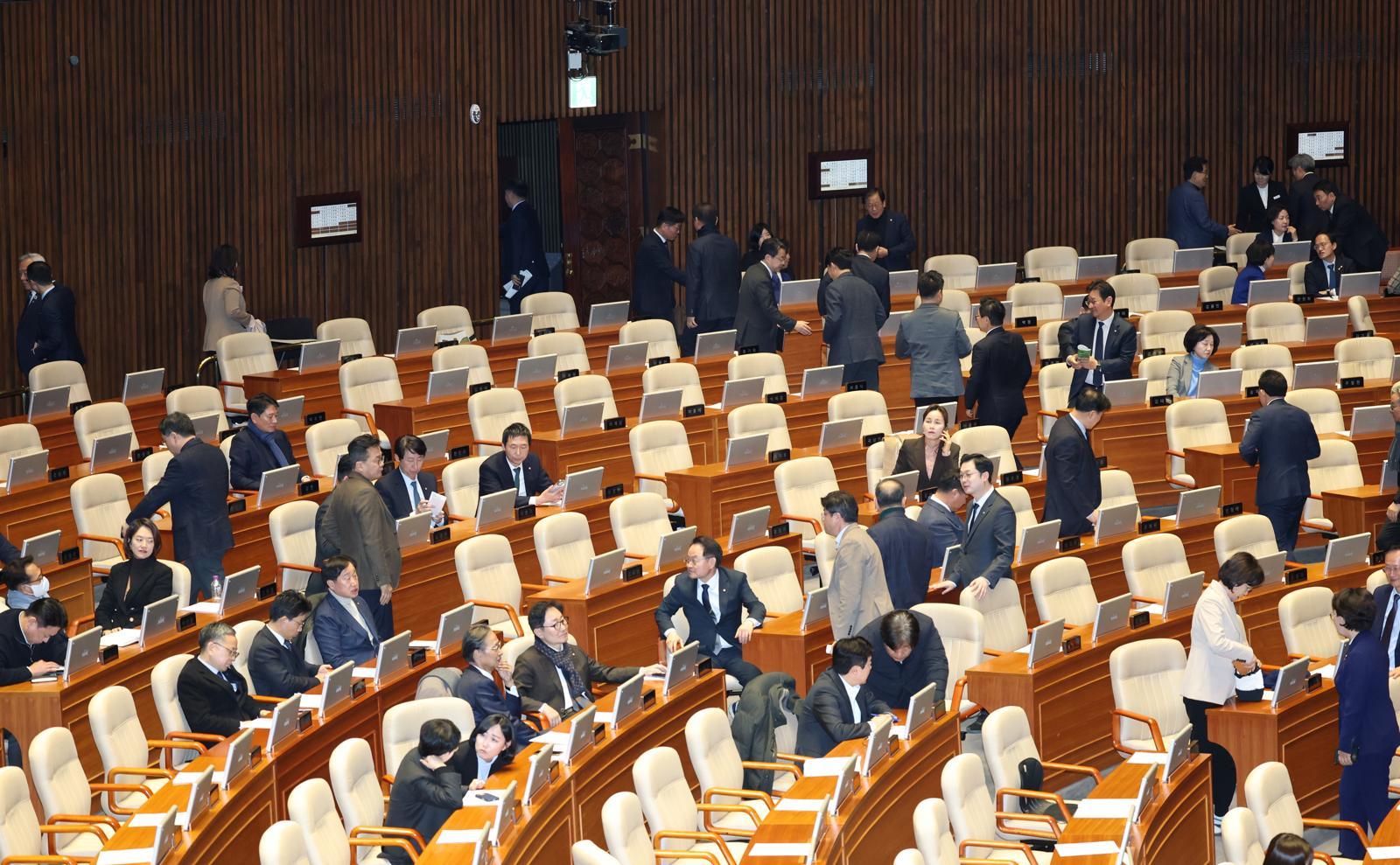 서울 여의도 국회에서 열린 제432회국회(임시회) 8차 본회의에서 윤한홍 국민의힘 의원이 상법 일부개정법률안(대안)을 두고 무제한 토론(필리버스터)을 시작하자 일부 의원들이 이석하고 있다. 2026.2.24 뉴스1