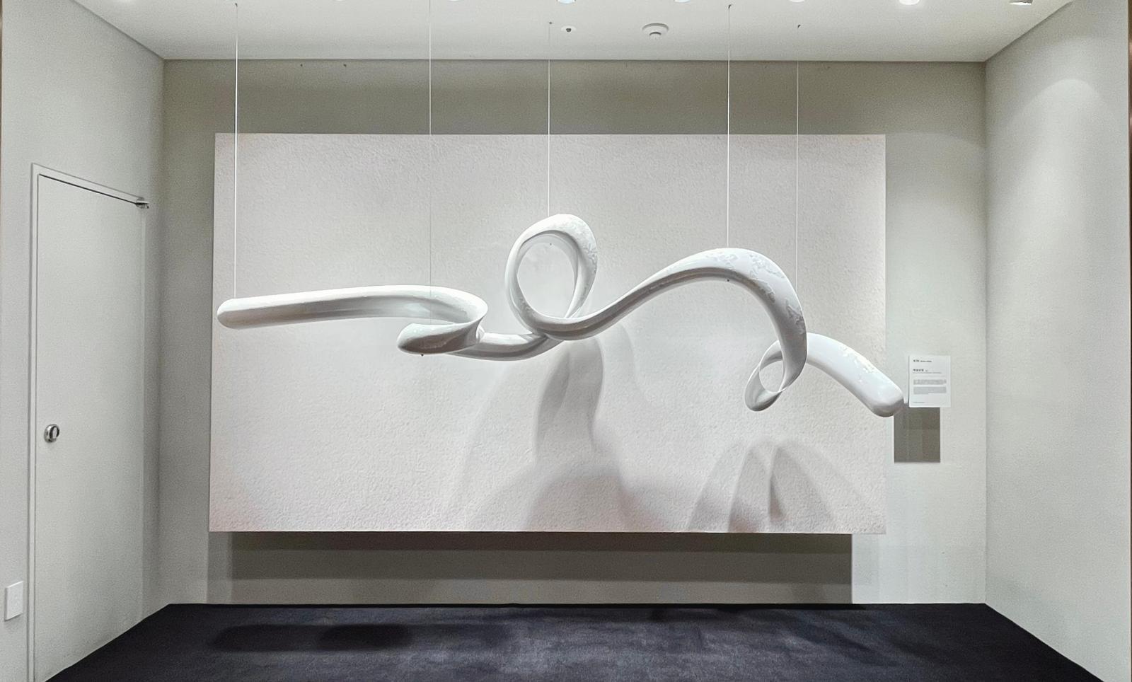 롯데백화점 본점 4층과 5층에 각각 전시된 정그림 작가의 ‘Mono Series’ 작품들.