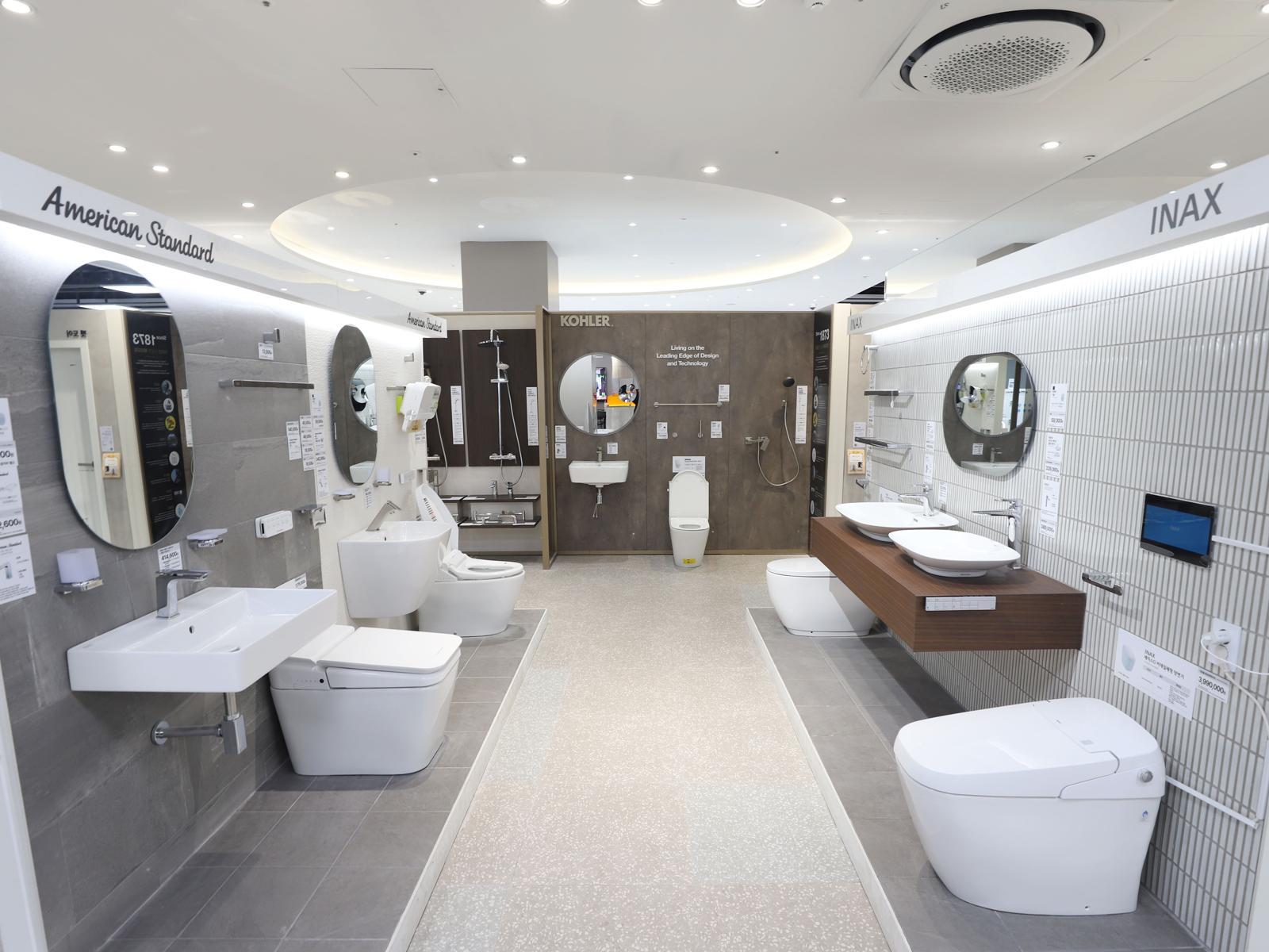 롯데하이마트 잠실점의 ‘욕실 및 주방 설비 전문 편집숍’. 국내외 브랜드의 싱크볼, 수전 등 주방 설비와 샤워기, 욕조 등 욕실 설비 내구재 상품을 경험하며 상담받을 수 있다.