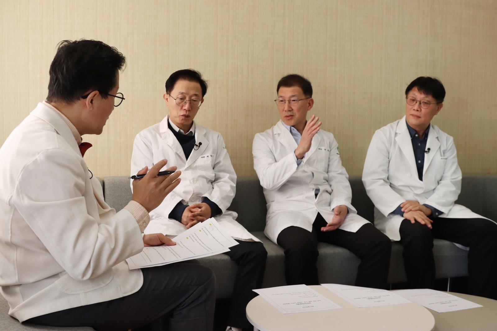 본보 이진한 의학전문기자(왼쪽)가 난임 환자의 임신 성공률을 높이는 데 앞장서고 있는 마리아병원 관계자들과 연구 성과에 관해 얘기를 나누고 있다. 현창섭 평촌마리아 IVF센터 연구부장, 허용수 서울마리아 연구부장, 양성호 송파마리아 연구부장(왼쪽에서 두 번째부터). 마리아병원 제공