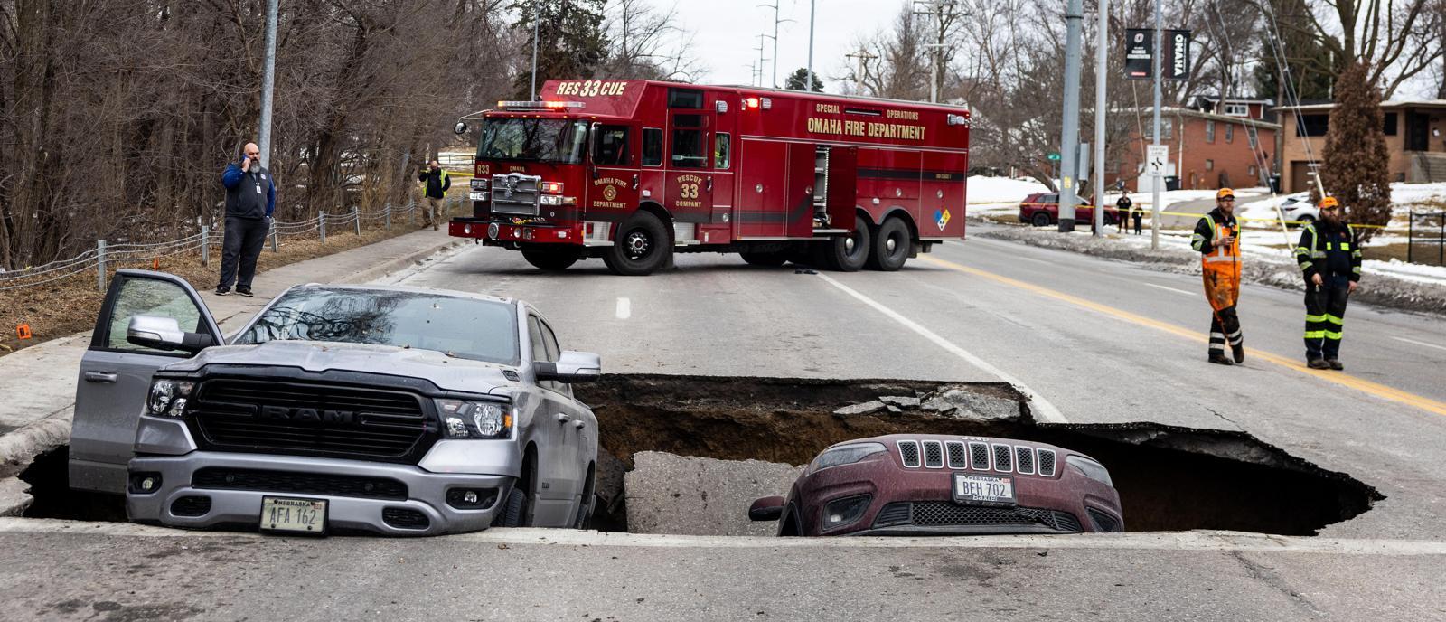 “숨바꼭질 아닙니다” 싱크홀에 빠진 자동차
