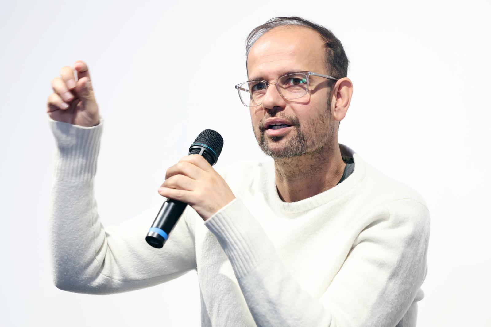 조각 작품에 숨 불어넣는 인간 퍼포먼스