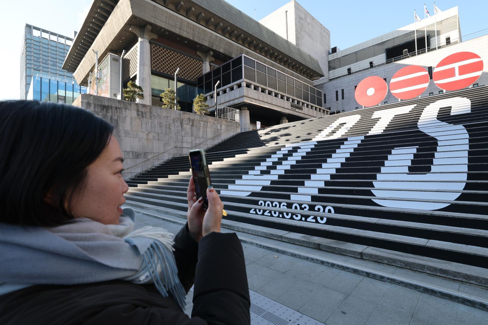 6일 오전 서울 종로구 세종문화회관 야외 계단에 설치된 BTS(방탄소년단)의 컴백 로고 조형물 앞에서 관광객이 기념촬영을 하고 있다. 뉴스1