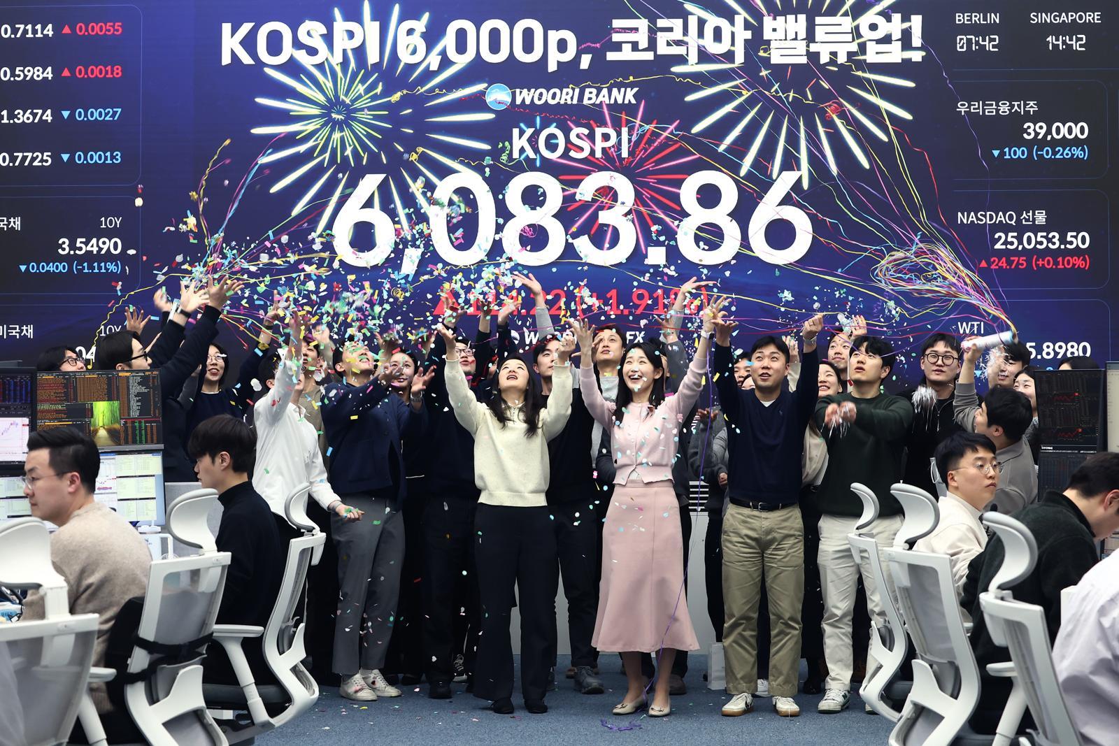 코스피가 6000선을 넘어선 25일 서울 중구 우리은행 본점 딜링룸에서 직원들이 6000선 돌파를 기념하는 세리모니를 하고 있다. 이날 코스피는 전장보다 114.22포인트(1.91%) 오른 6083.86에 거래를 마감했다. 2026.2.25 뉴스1