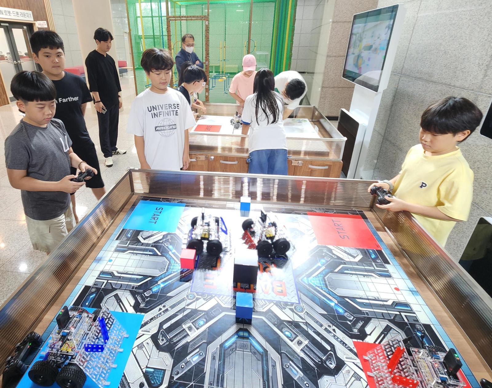 지난해 8월 부산 연제구 부산교대 ‘로봇드론라운지’에서 지역 초등학생이 직접 설계·제작한 로봇을 조종하고 있다. 부산교대 학생들은 ‘지역 학생 로봇 창의교육 프로그램’에 멘토로 참여했다. 부산교대 제공