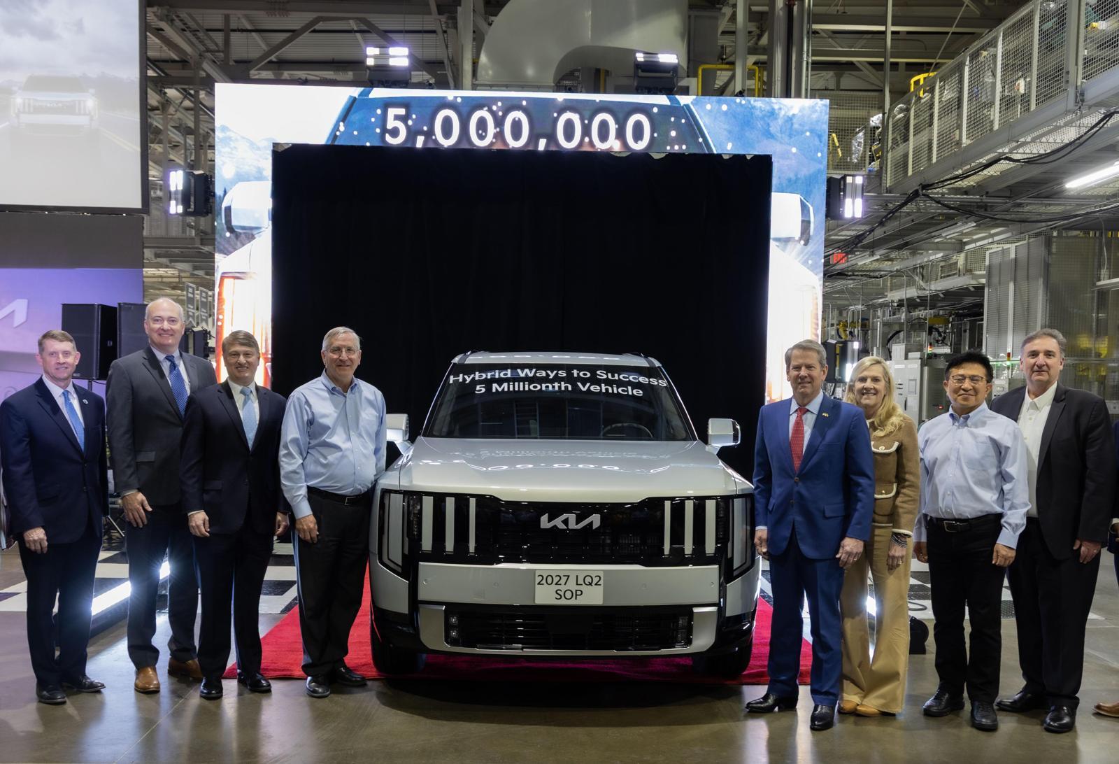 기아 조지아 법인이 500만 번째로 생산한 2027년형 기아 텔루라이드 하이브리드(가운데). 기아, 조지아주 정부 관계자들이 공장 누적 생산 500만 대 달성을 기념하고 있다. 기아 제공