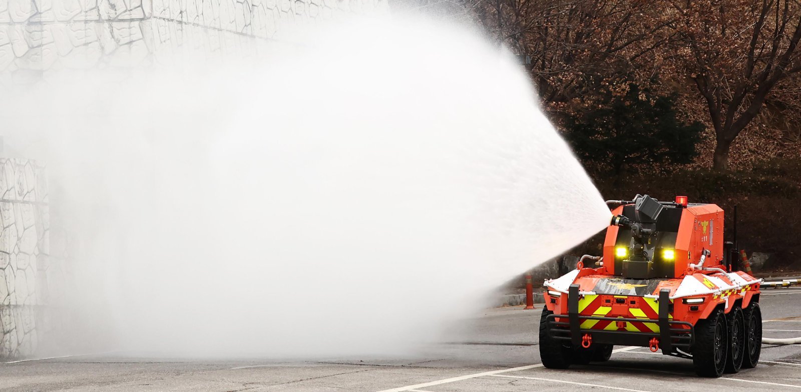 24일 경기 남양주시 수도권119특수구조대에서 열린 현대자동차그룹과 소방청의 무인 소방로봇 기증식에서 현대차그룹이 기증한 무인 소방로봇이 건물을 향해 물줄기를 뿜어내는 기동 시연을 하고 있다. 남양주=뉴스1