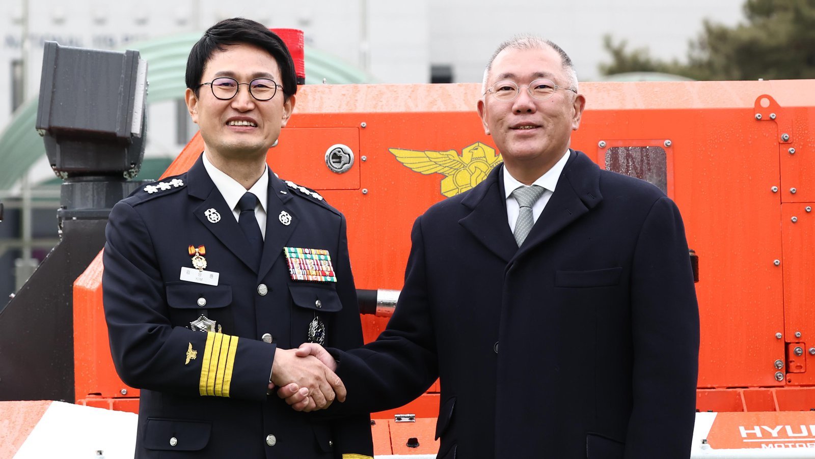 정의선 현대차그룹 회장(오른쪽)과 김승룡 소방청장 직무대행이 기증식에서 기념사진을 찍는 모습. 남양주=뉴스1