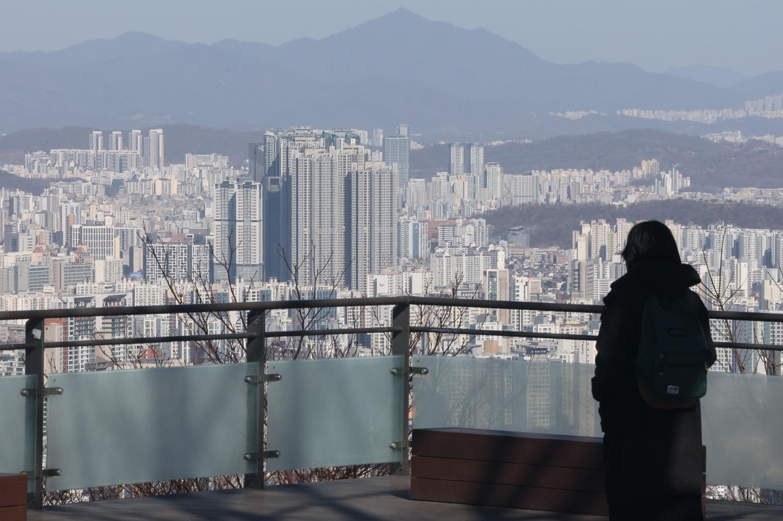 25일 오후 서울 중구 남산에서 아파트 단지가 보이고 있다. 2026.2.25 뉴스1