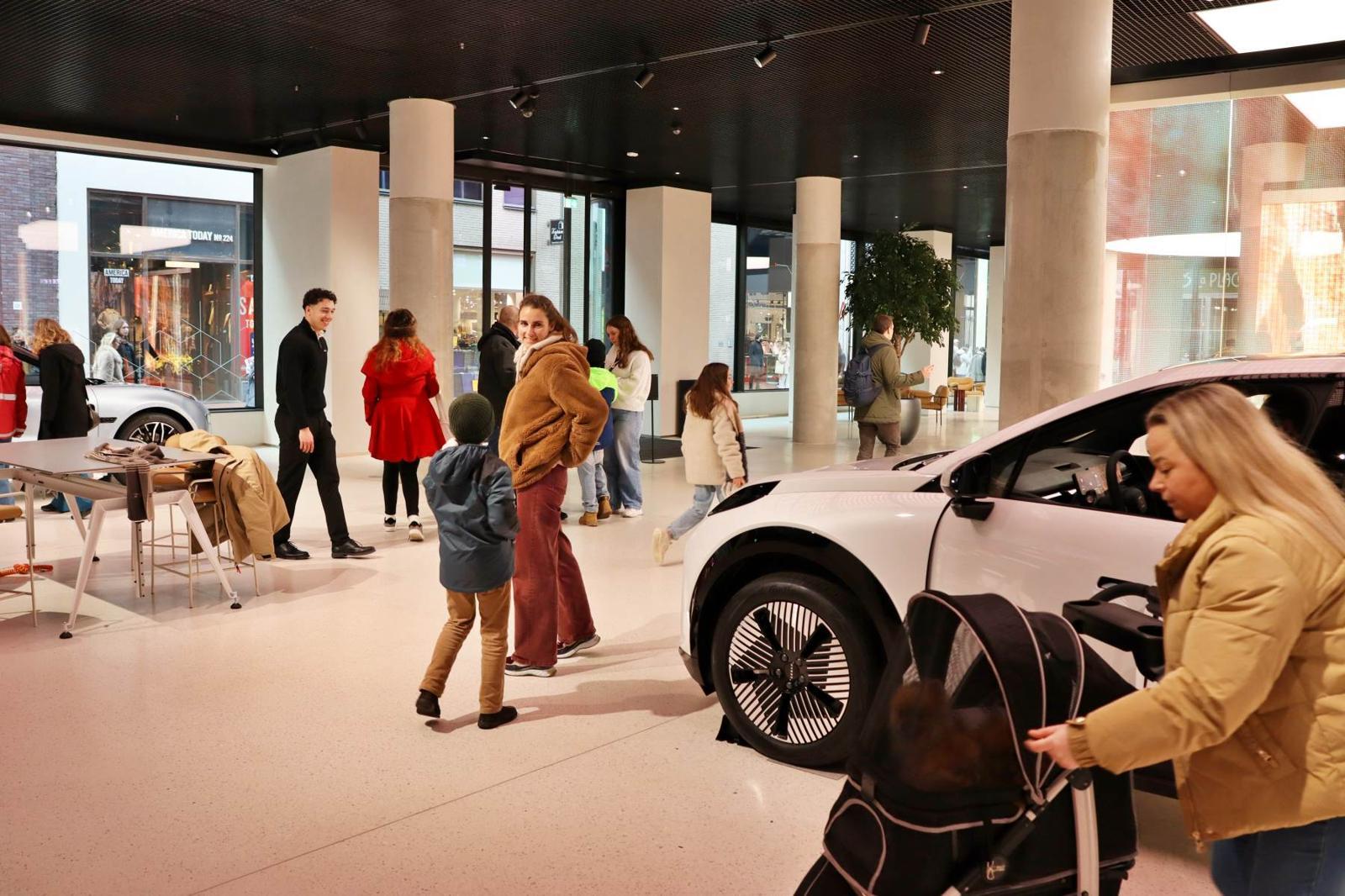 암스테르담 지커 센터를 찾은 방문객들의 모습 / 출처=IT동아