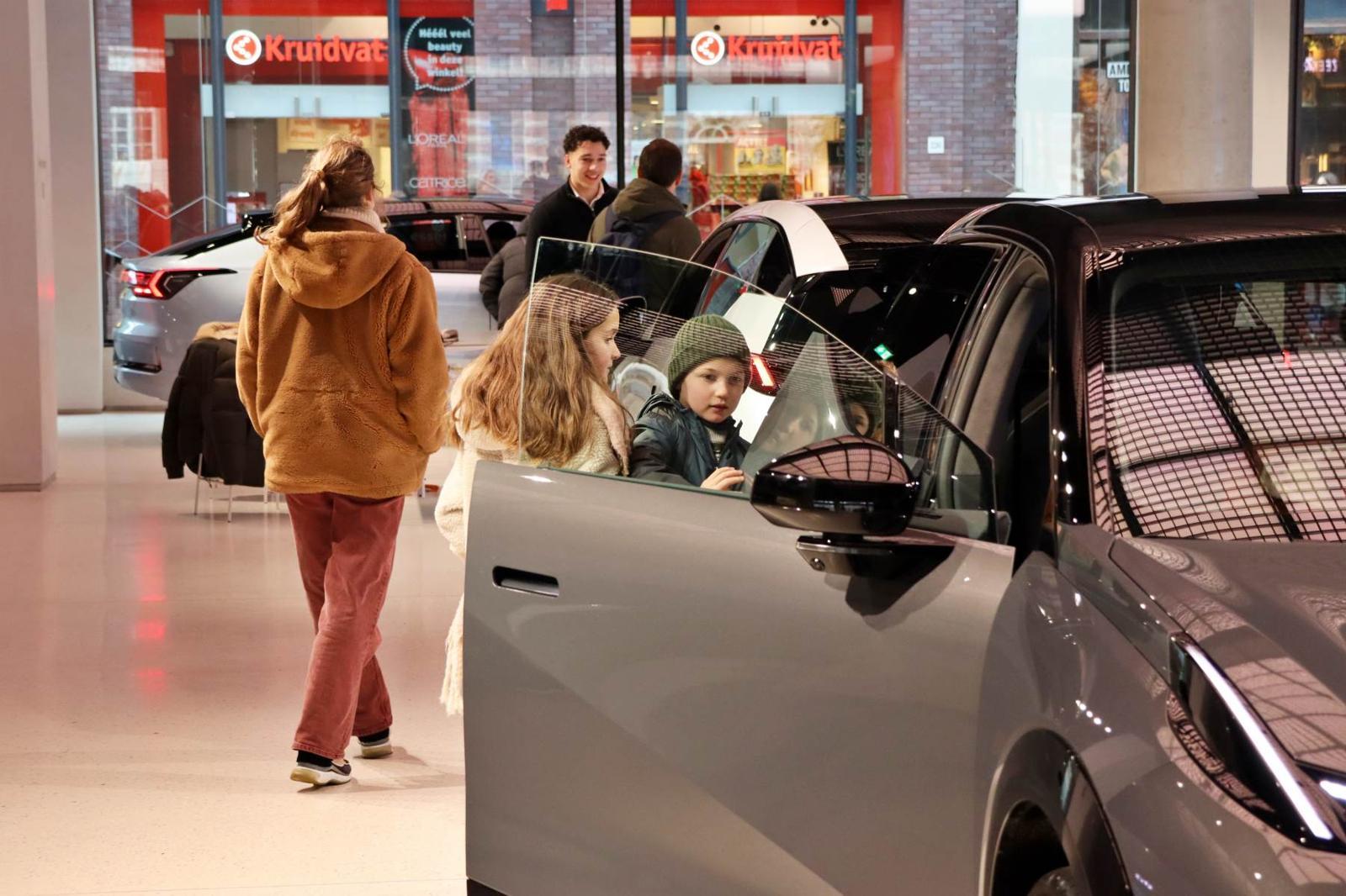 암스테르담 지커 센터를 찾은 방문객들의 모습 / 출처=IT동아