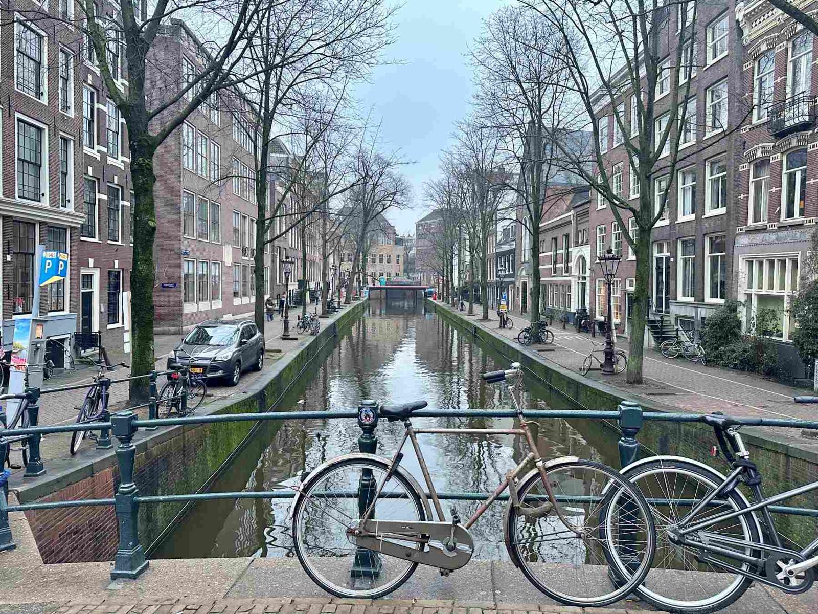 주택가 연석마다 공공 완속 충전기를 갖춘 암스테르담 / 출처=IT동아