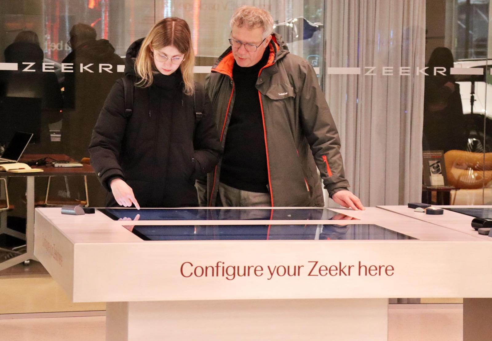 터치스크린으로 차량을 미리 구성하며 살펴보는 방문객의 모습 / 출처=IT동아