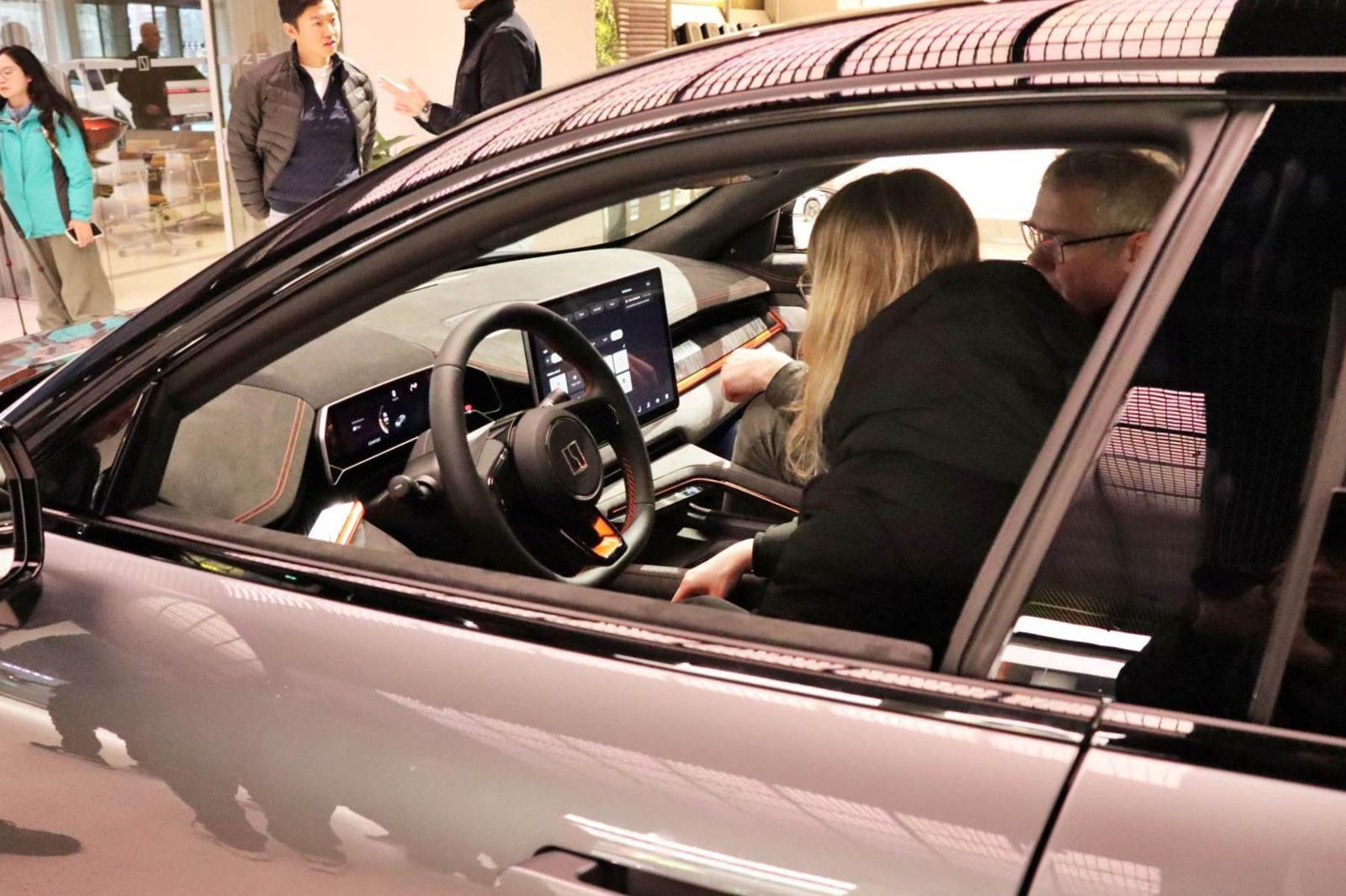 차량 실내를 살펴보는 방문객의 모습 / 출처=IT동아