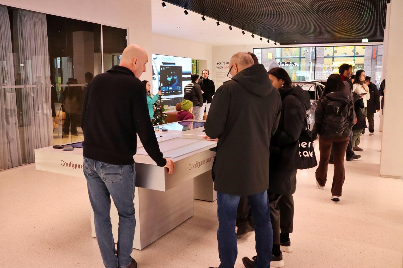 전문가의 제품 설명을 듣는 방문객의 모습 / 출처=IT동아