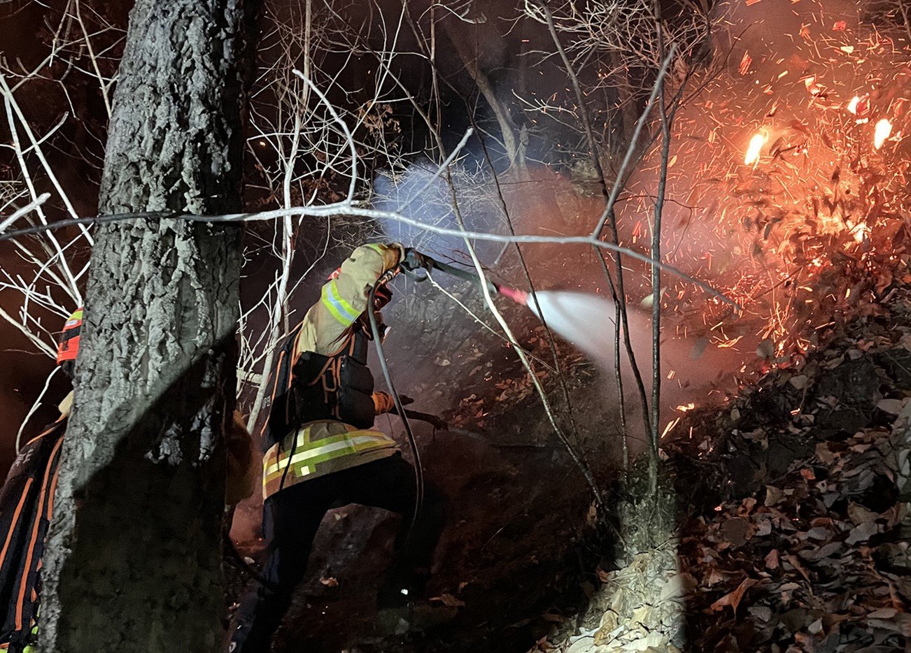 25일 오후 경북 영주시 안정면 용산리 용수사 방향 야산에 야간 비행훈련 중이던 충주기지 소속 F-16C(단좌) 전투기가 추락해 산불이 발생해 출동한 소방관이 산불 진화작업을 벌이고 있다. 2025.02.25 사진=경북소방본부 제공