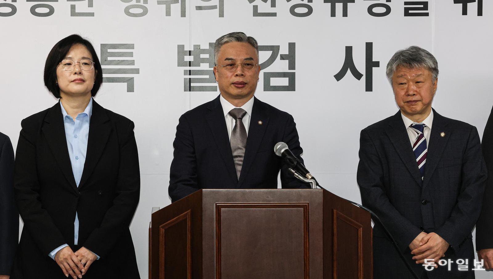 25일 오전 경기 과천시 2차 종합특검 사무실에서 권창영 특별검사가 현판식 후 브리핑을 열고 있다. 왼쪽부터 김지미 특검보, 권 특별검사, 권영빈 특검보. 
과천=이한결 기자 always@donga.com