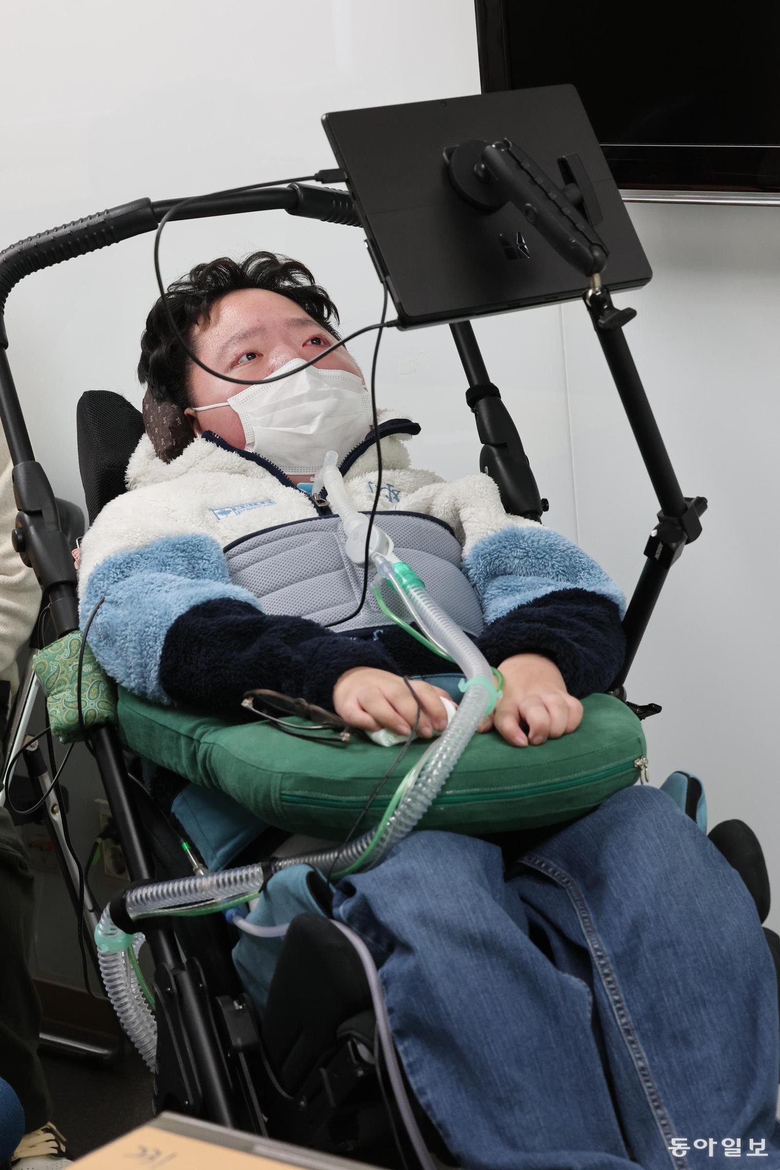 움직일 수 있는 건 두 눈뿐… 안구 마우스로 반년 만에 완성한 웹툰