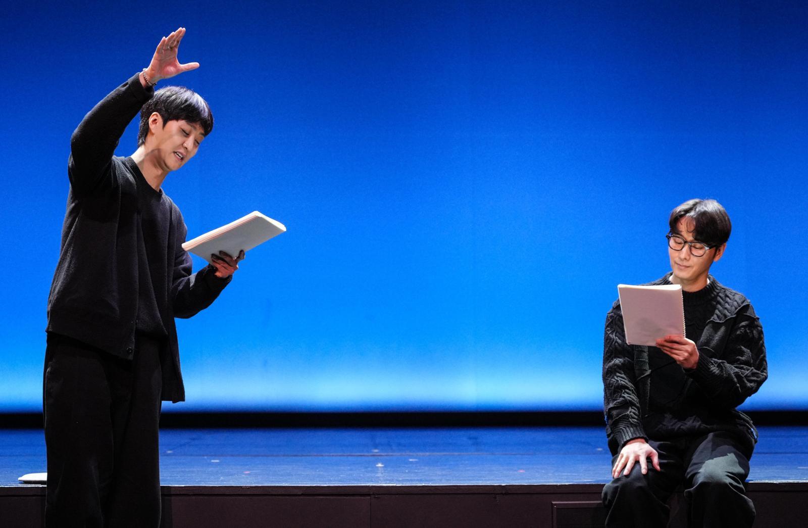 듣는 연극, 색다른 감동이 보인다