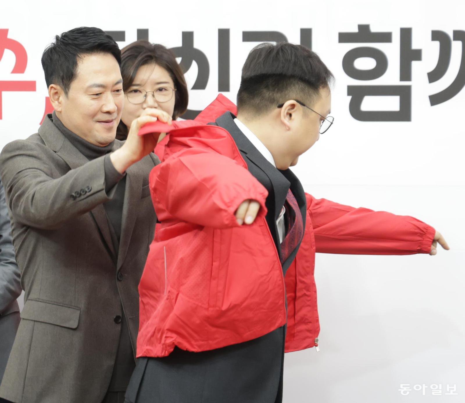 영입 환영식서 ‘당 점퍼’ 입혀주는 장동혁
국민의힘 장동혁 대표(왼쪽)가 25일 서울 여의도 국회에서 영입 인재 환영식을 열고 정진우 현대엔지니어링 책임매니저(오른쪽)에게 당 점퍼를 입혀 주고 있다. 가운데는 이날 함께 영입된 손정화 삼화회계법인 이사. 
박형기 기자 oneshot@donga.com
