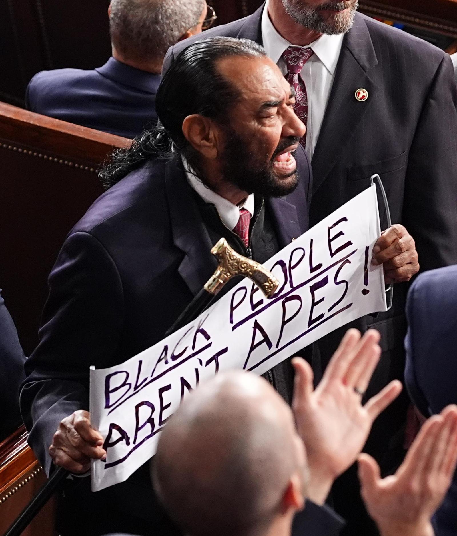 트럼프, 민주당에 “미쳤다”… ‘흑인은 유인원 아냐’ 팻말 의원 쫓겨나